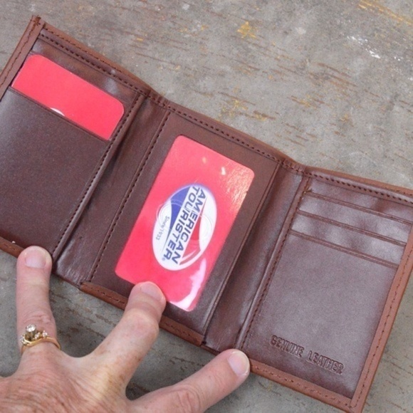 American Tourister Slim Trifold Brown Leather Wallet, Never Used - Like New - Picture 1 of 6